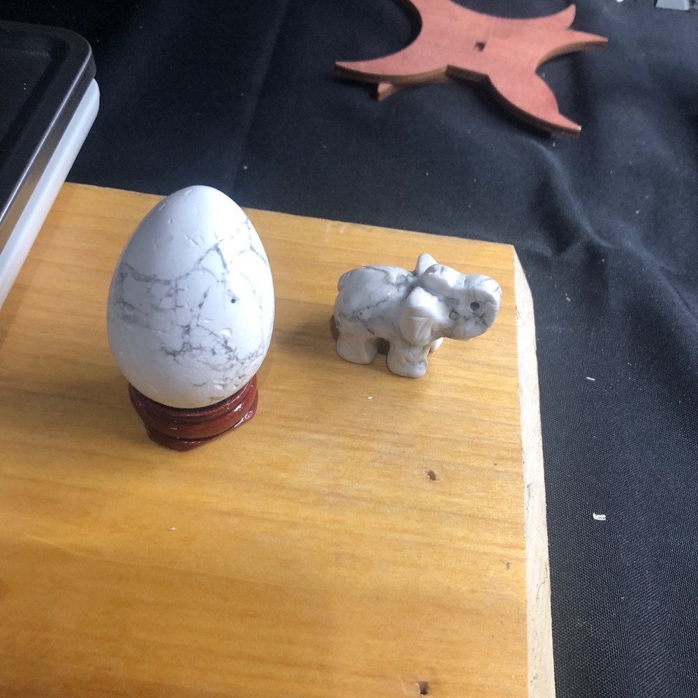 Howlite egg and elephant